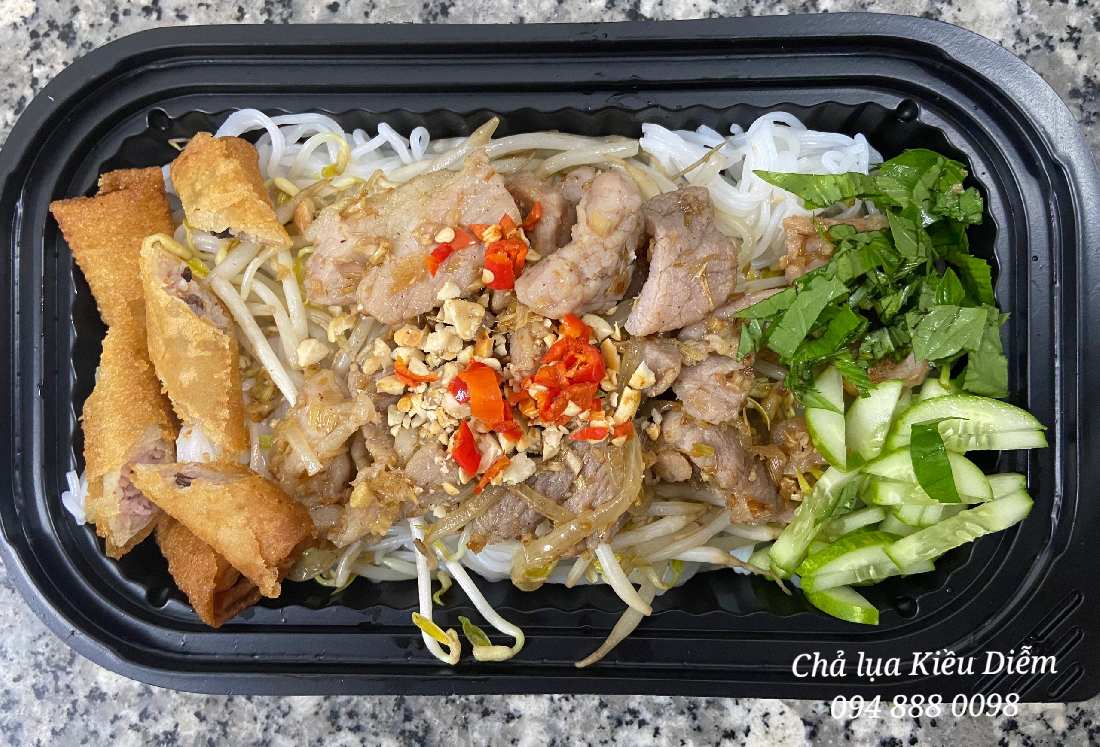 Bún xào chả giò