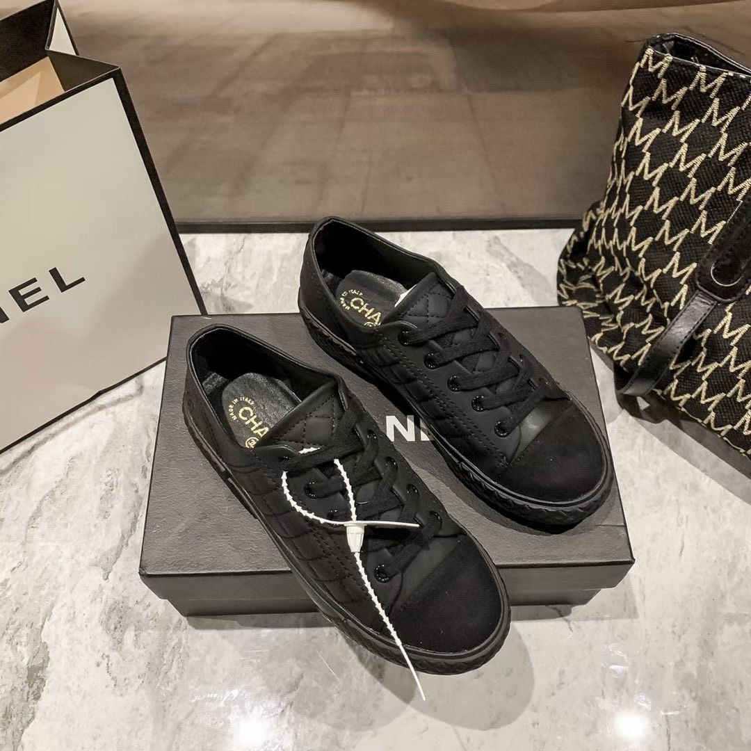 CHANEL Trần chám đen