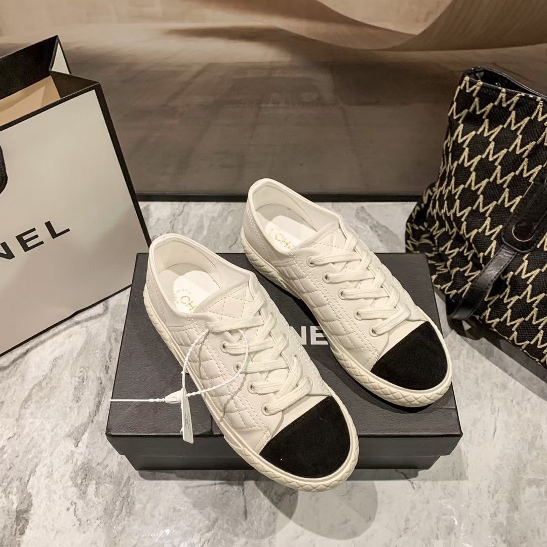 CHANEL Trần chám trắng