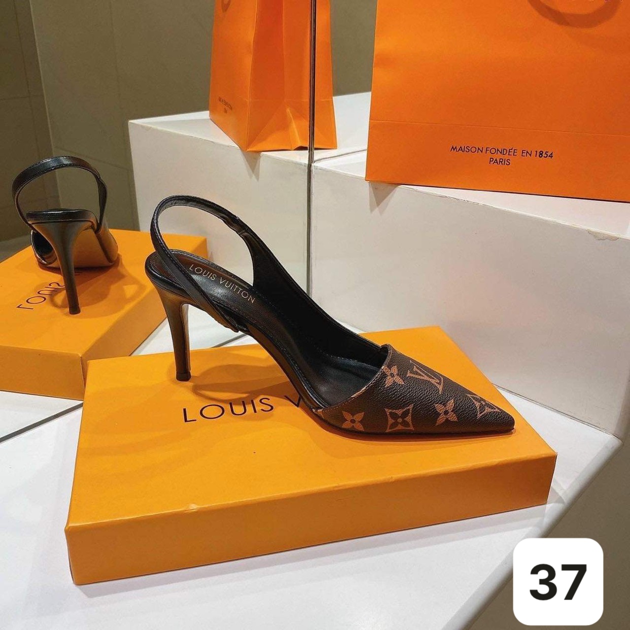 SIZE 37 - SANDAL BÍT MŨI LV MŨI VÁ