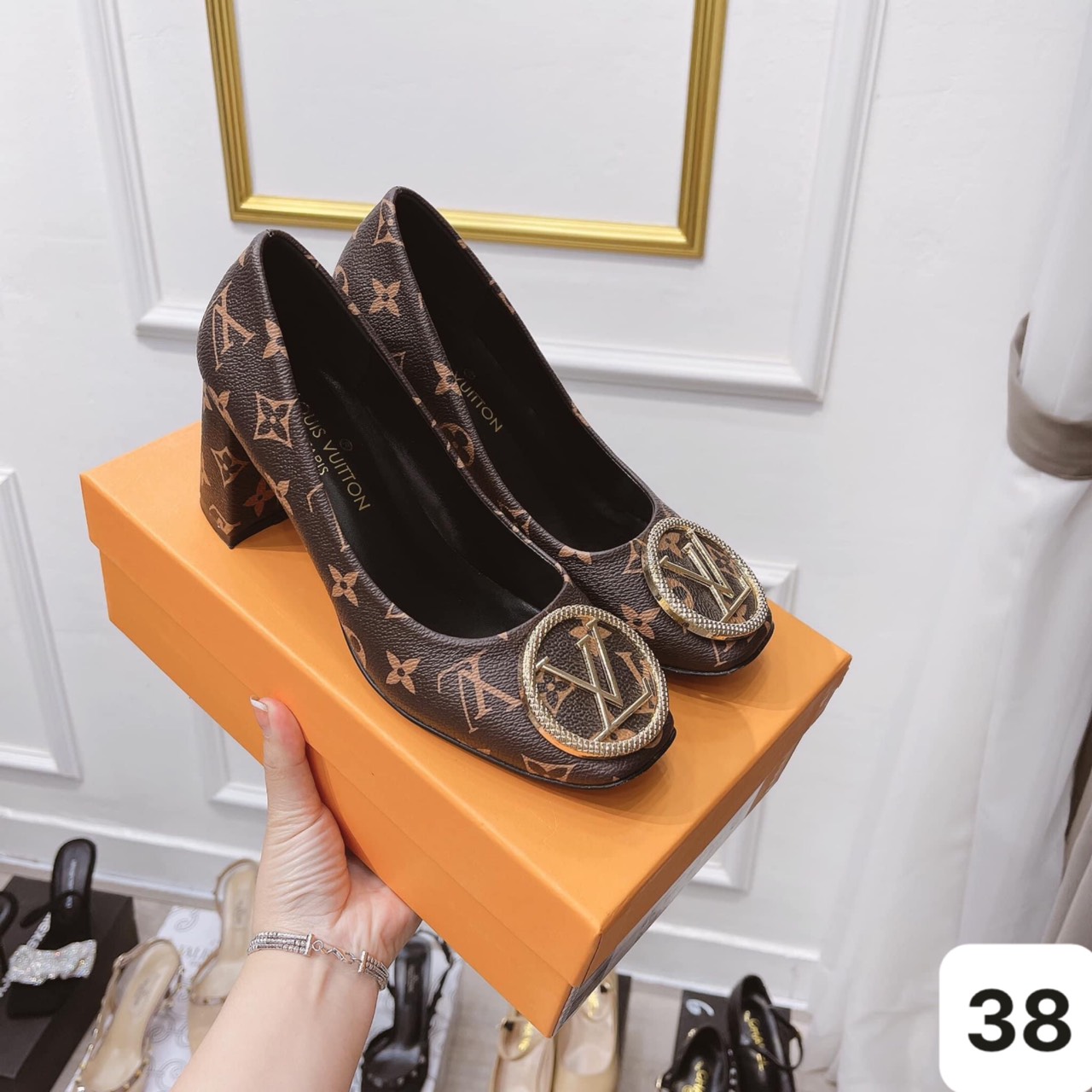 SIZE 38 - GIÀY LV TAG TRÒN HOA NÂU