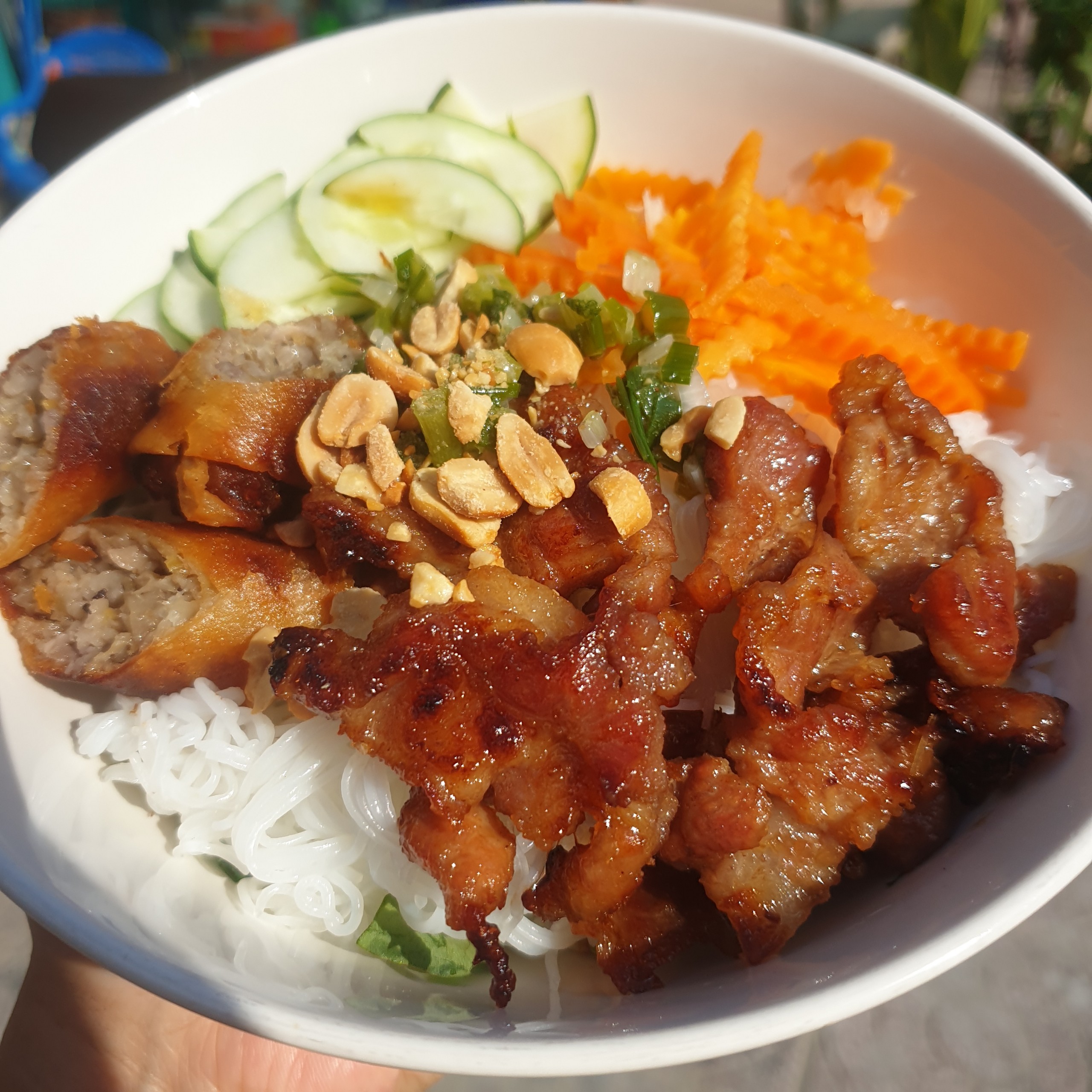 Bún thịt nướng - Chả giò