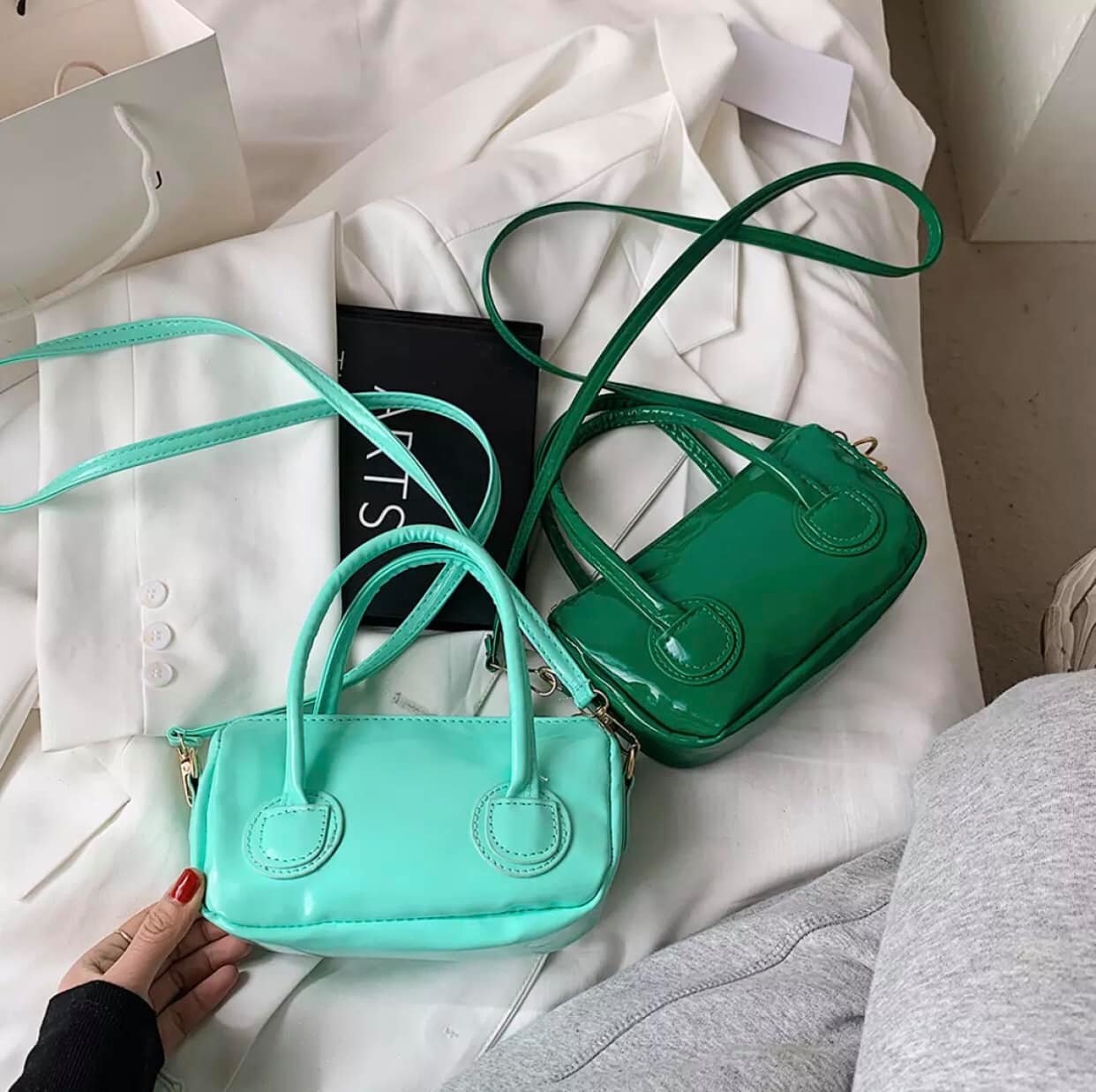 Link - 2. Túi Đeo Chéo Nữ Bằng Da Bóng Màu, Túi Xách Đeo Vai Cổ Điển (https://c.lazada.vn/t/c.ZBOvJY)