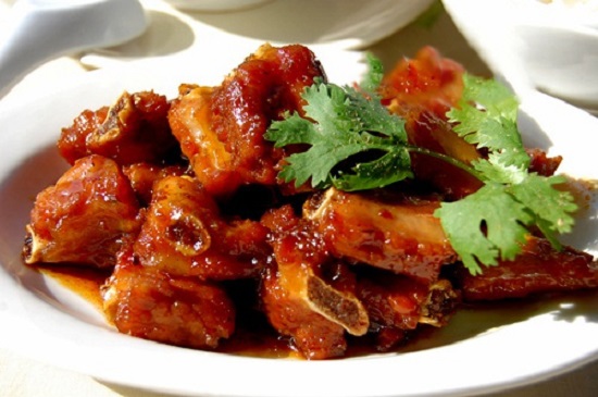 Cơm sườn non kho tộ