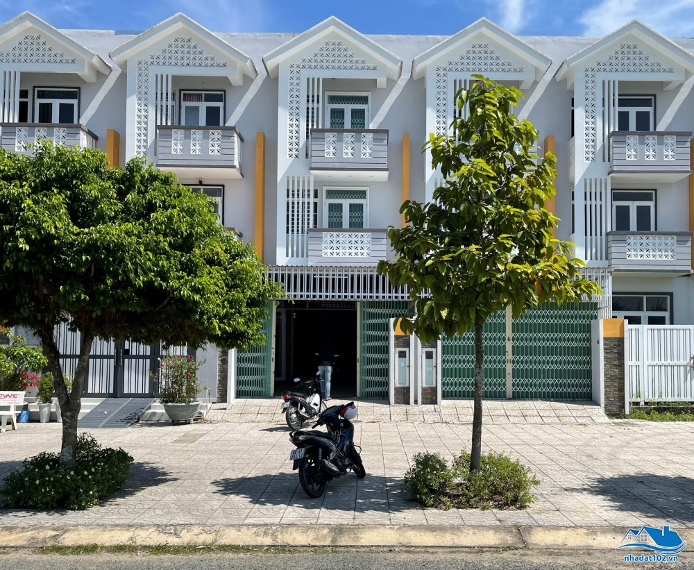 Link - Bán nhà 2 căn liền mặt tiền đường Tôn Đức Thắng, khu đô thị Phú Cường (Phường An Hòa, Thành Phố Rạch Giá, Tỉnh Kiên Giang) (http://nhadat102.vn/nha-dat/KG004470.dqh)