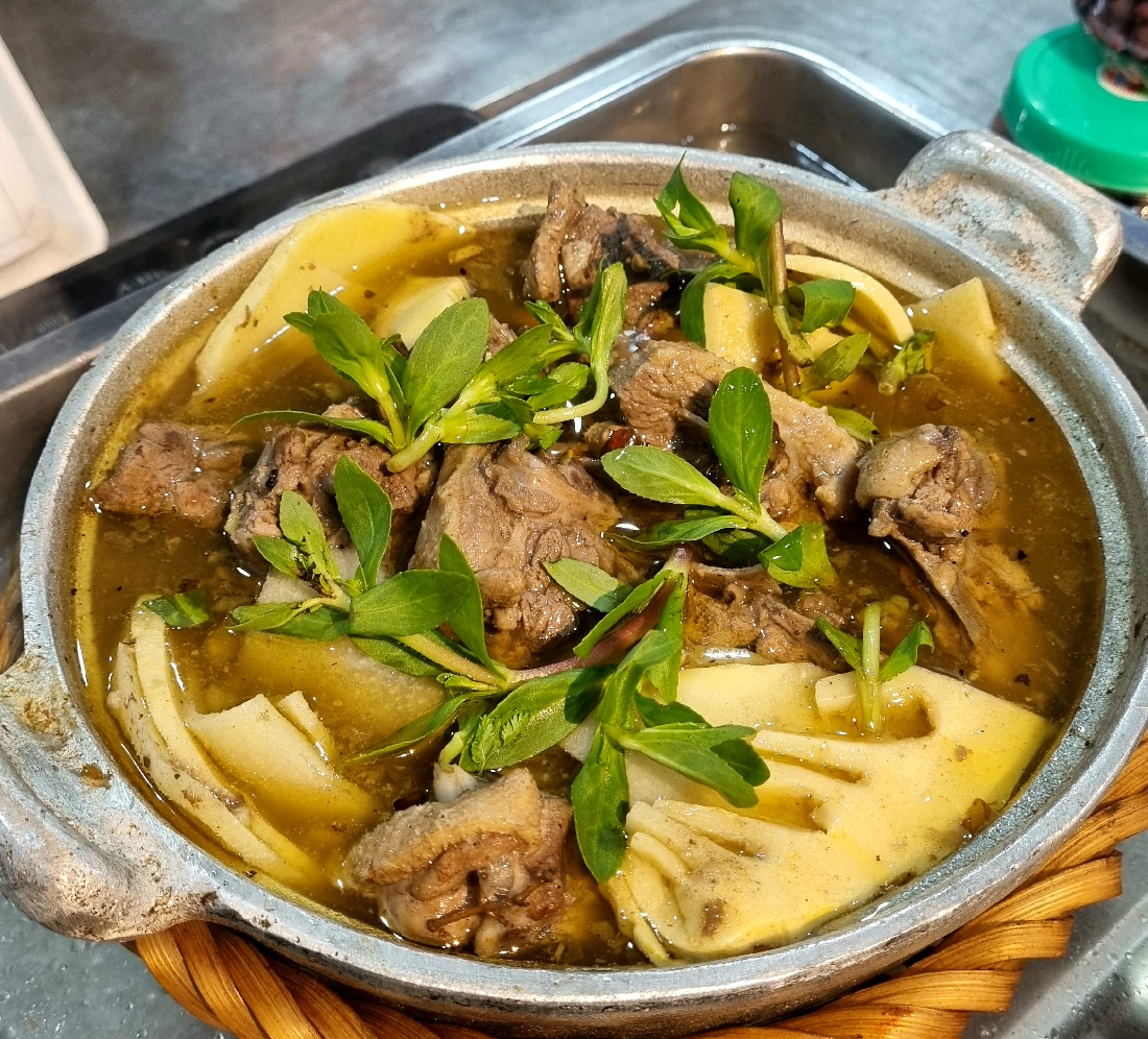 Vịt om mắc mật