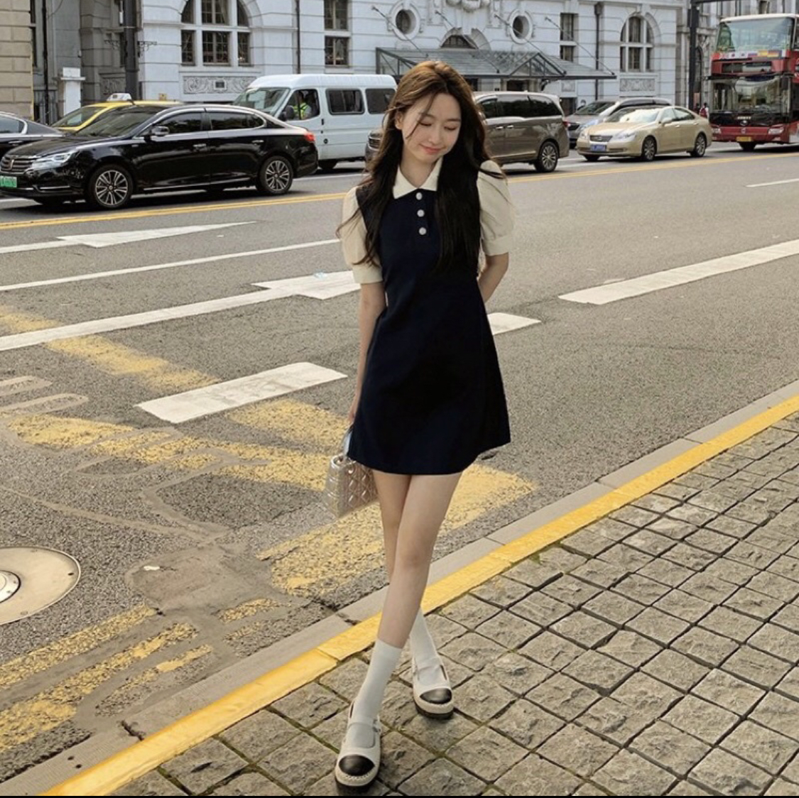 ￼Váy đầm nữ cổ polo đen trắng cộc tay phồng dáng chư A xòe phom tôn dáng freesize ngắn