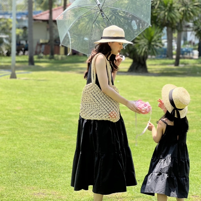 Link - Váy đôi mẹ và bé Mick and Milk Set váy màu đen dành cho mẹ và bé chất thô nên mát mẻ. Giá: 205.000 - 295.000 vnđ (https://shorten.asia/nvRhBF8D)