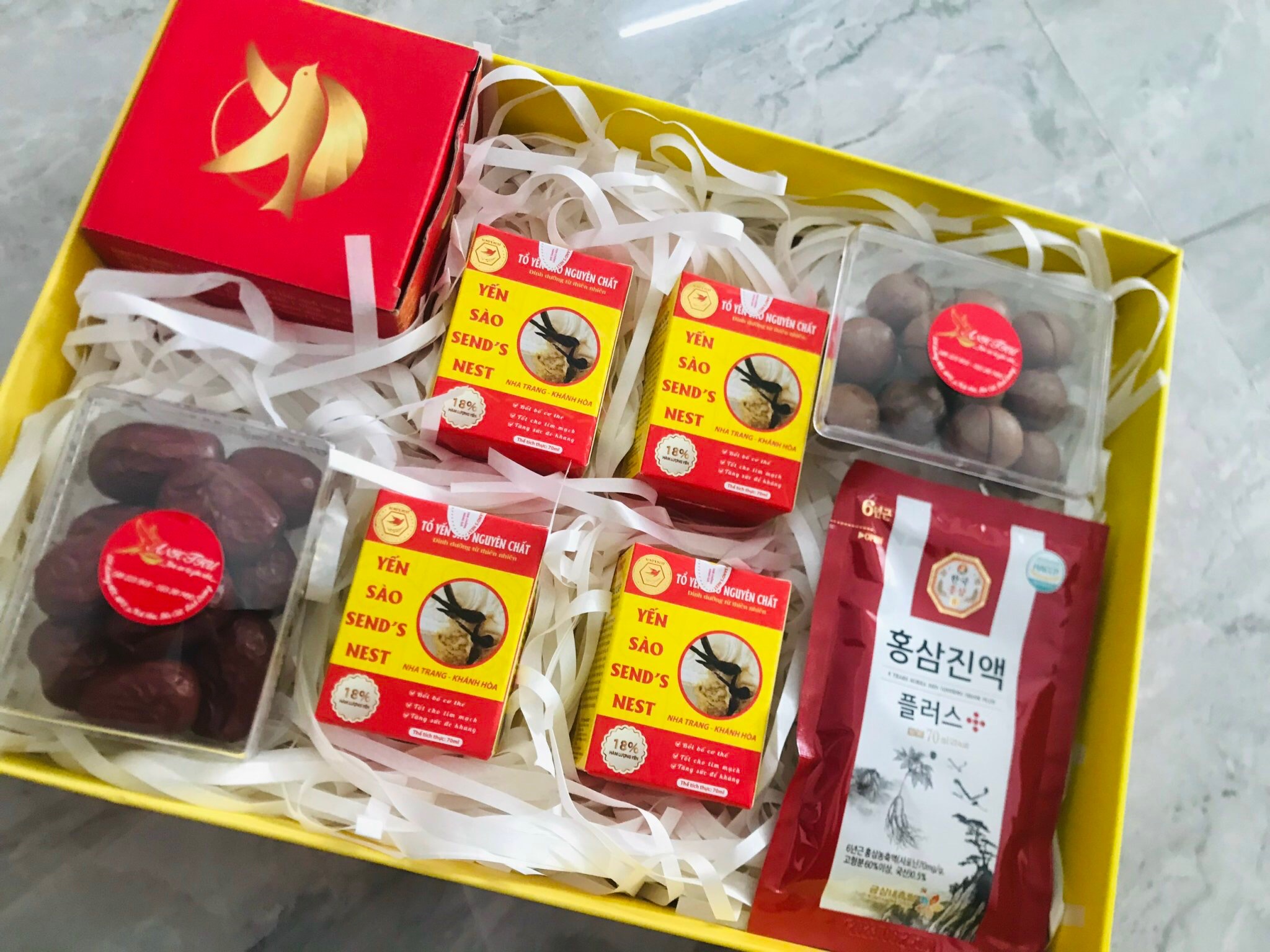 Combo quà tặng sức khỏe 3: Yến hũ chưng sẵn + Táo + Mắc ca + Sâm gói + Chén sứ chưng yến (Đã bao gồm hộp quà)