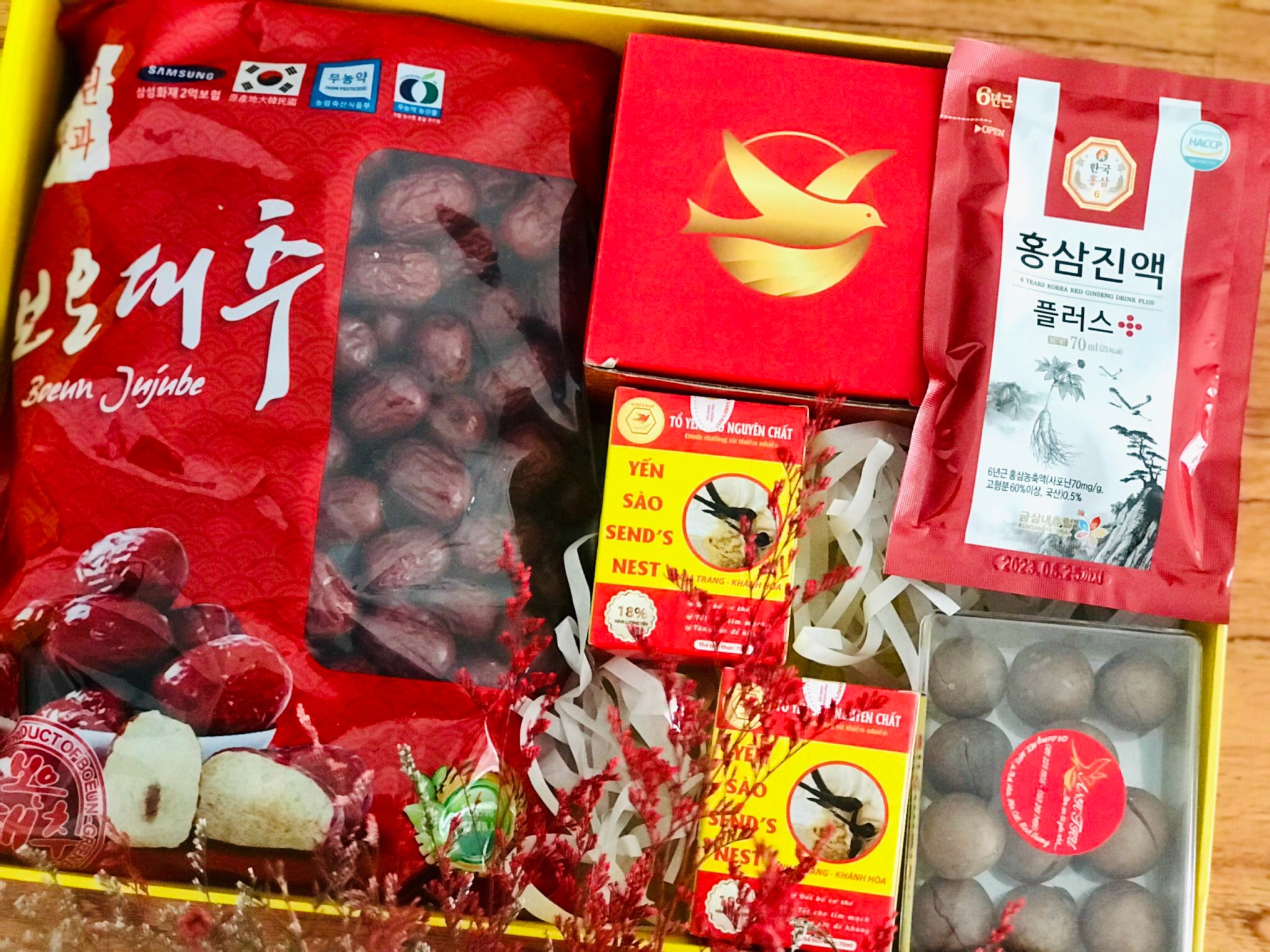 Combo quà tặng sức khỏe 4: Yến tinh chế + Táo HQ 1kg + Mắc ca + Sâm gói + Chén chưng sứ (Đã bao gồm hộp quà)
