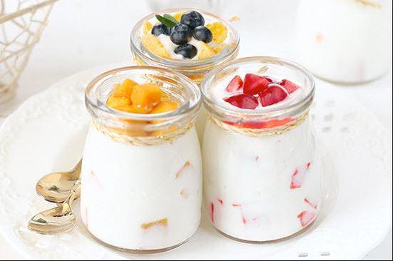 Sữa chua hoa quả ( Việt quất, Xoài. Dâu )