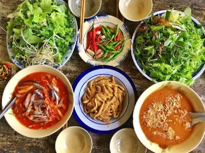 Gỏi cá trích Cửa Tùng ăn kèm sốt chua ngọt Nam Ô