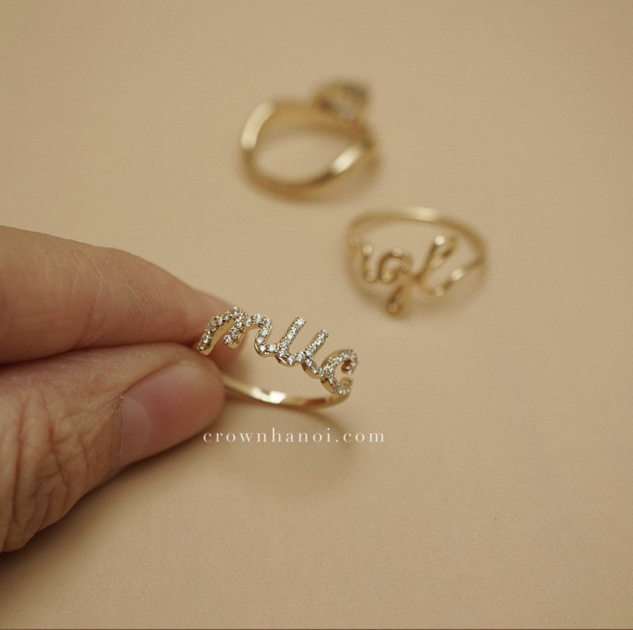 Women's ring (full of stones)
