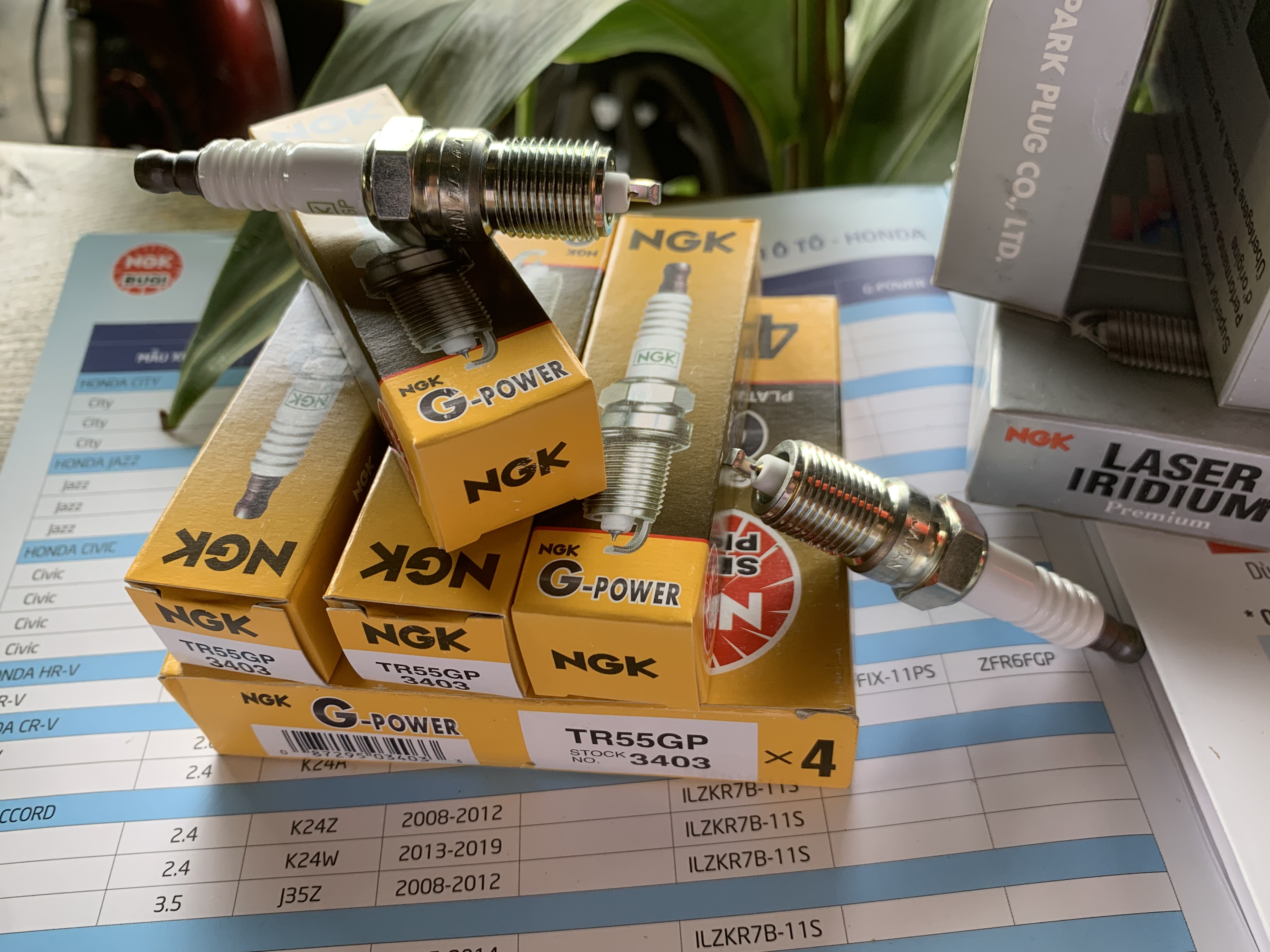 Bugi NGK Platinum côn ngắn xe Ford/Mazda