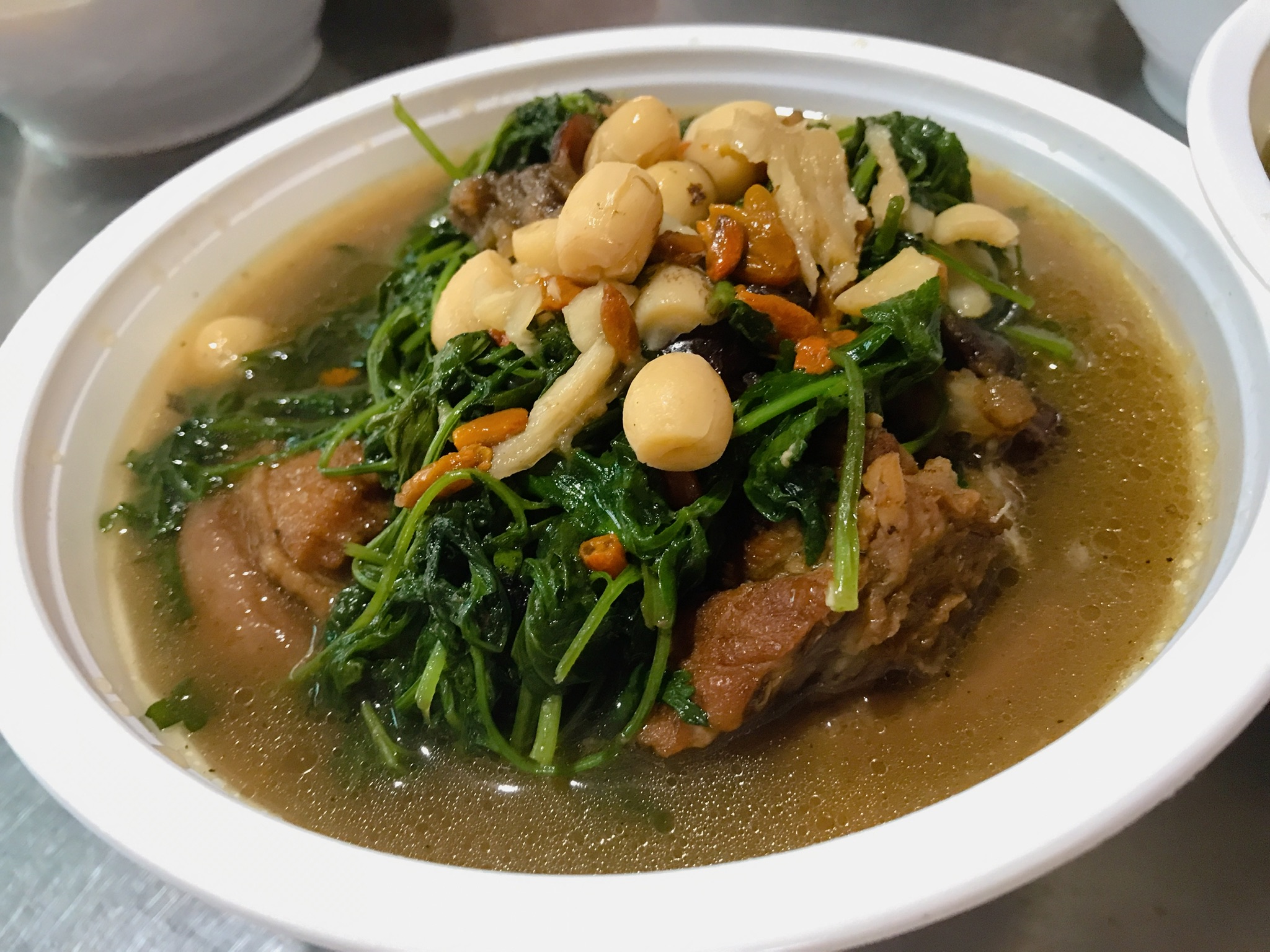 Chân giò hầm thuốc bắc