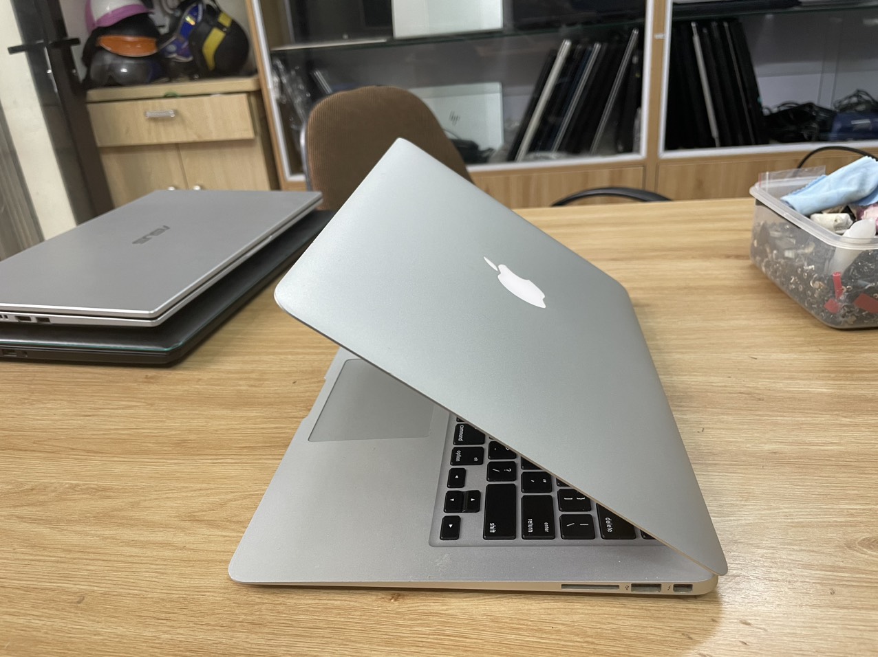 MAC air 2015 13in chip i5-ram 8g/ssd 250G pin 4-5h Màn 13in