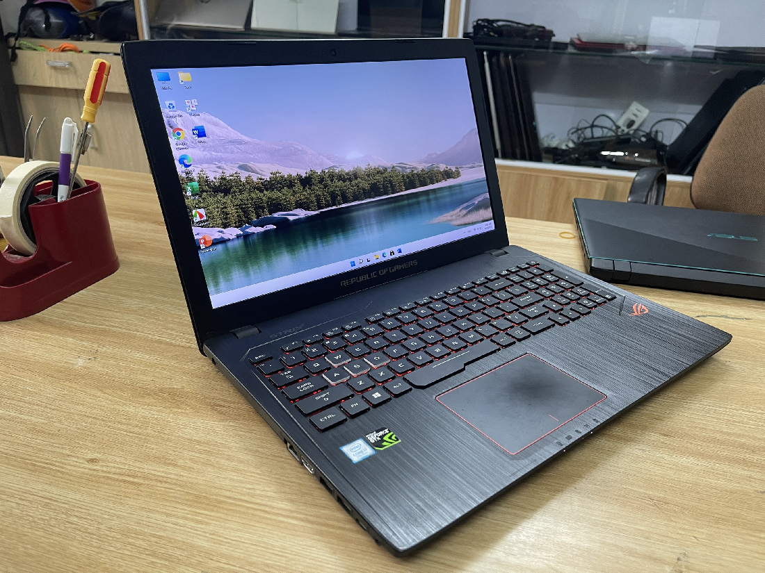 Gaming Asus GL553VD chip i7-7700HQ  Ram 8G  ổ cung ssd 240G/500G gtx1050 4G  2,5h 