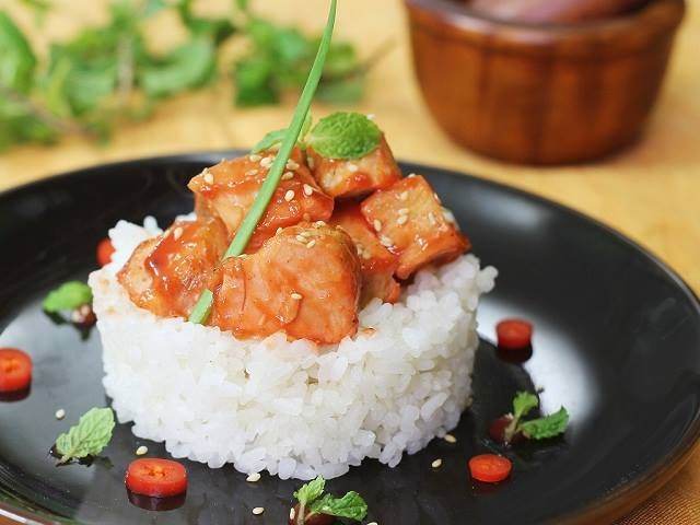 Cơm gà viên sốt chua ngọt